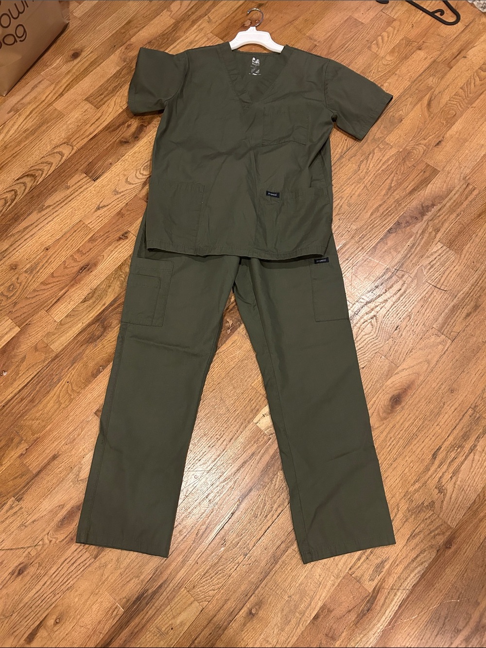 Dagacci women’s Olive Green Utility Scrub top & Pantsmediun